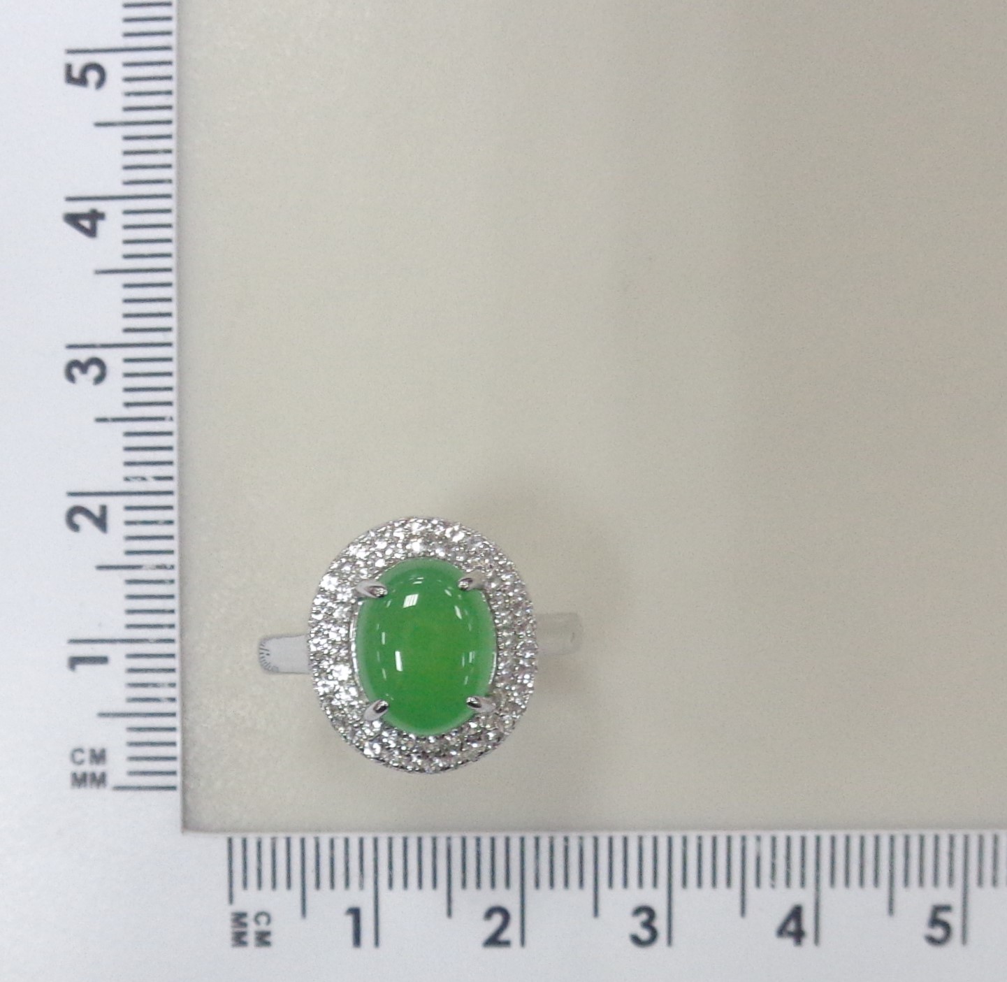 Серебряное кольцо с зеленым халцедоном